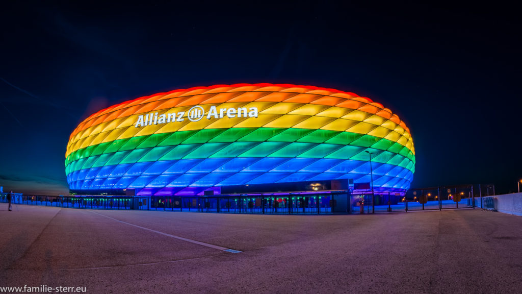 Allianz Arena München in Regenbogenfarben beleuchtet