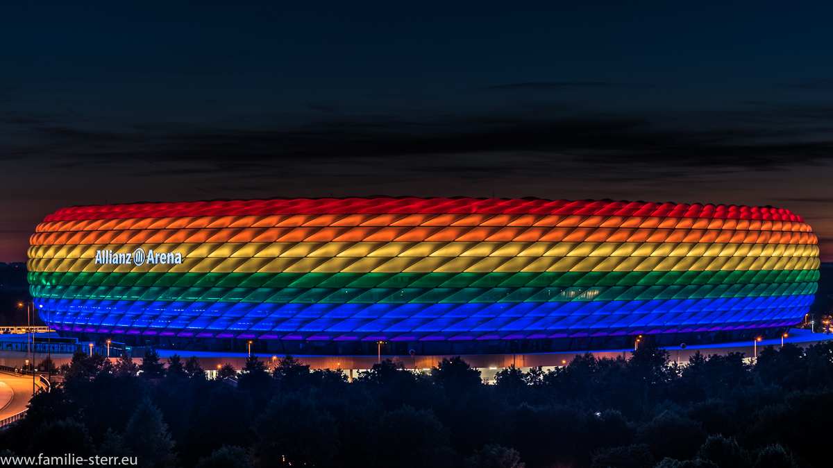 Allianz Arena am Christopher Street Day in Regenbogenfarben / aufgenommen vom Fröttmaninger Berg
