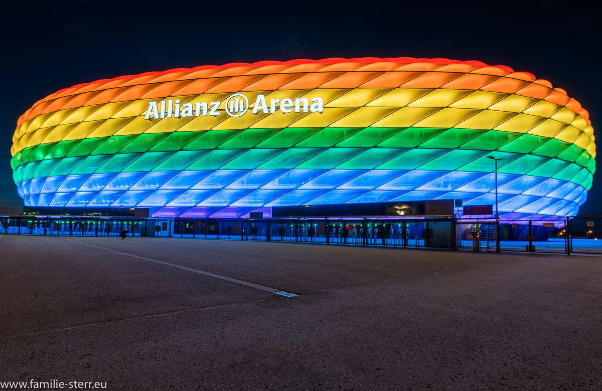 Allianz Arena am Christopher Street Day in Regenbogenfarben