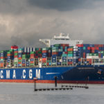 Containerschiff CMA CGM Bougainville beim Einlaufen in den Hafen Hamburg