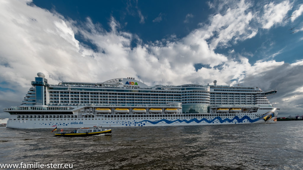 Die Aida Prima beim Auslaufen aus dem Hamburger Hafen
