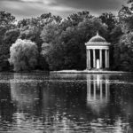 der Monopteros vor der Badenburg im Park von Schloss Nymphenburg in schwarz/weiss