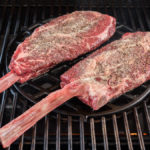 Zwei Tomahawk - Steaks vom Siammentaler Rind auf dem Gasgrill