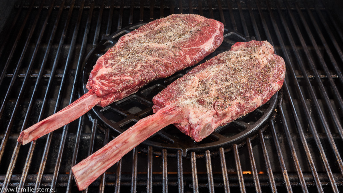 Zwei Tomahawk - Steaks vom Siammentaler Rind auf dem Gasgrill