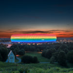 Allianz Arena München in Regenbogenfarben beleuchtet