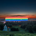Allianz Arena München in Regenbogenfarben beleuchtet