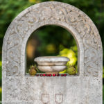 Grabstein mit ungewöhnlicher Dekoration / Alter Nordfriedhof in München