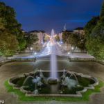 Blick vom Friedensengel über den Brunnen in die nächtliche Prinzregentenstraße