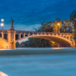 Maximiliansbrücke München zur blauen Stunde bei Hochwasser