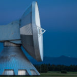 vom Mond beleuchtete Parabolantenne an der Erdfunkstelle Raisting