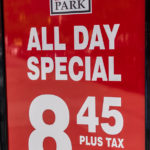 Schild "All Day Special" - Parkgebühren in New York