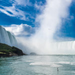 Der kanadische Teil der Niagarafälle vom Hornblower - Cruises - Schiff aus
