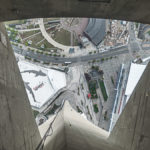 Blick durch den Glasboden in der Aussichtskanzel des CN - Tower in Toronto