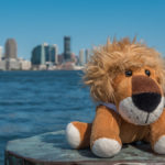 Löwe Leopold vor der Skyline von Jersey City im Battery Park / Manhattan