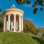 Der frisch renovierte Monopteros im herbstlichen Abendlich im Englischen Garten in München
