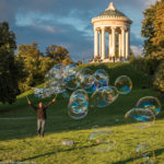 Riesen - Seifenblasen vor dem Monopteros im Englischen Garten in München