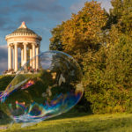 Riesen - Seifenblasen vor dem Monopteros im Englischen Garten in München