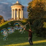 Riesen - Seifenblasen vor dem Monopteros im Englischen Garten in München