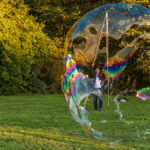 zerplatzende Riesen - Seifenblase vor dem Monopteros im Englischen Garten in München