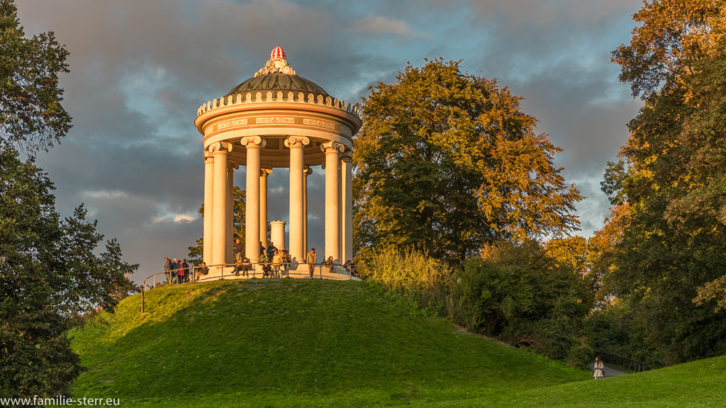 Der frisch renovierte Monopteros im herbstlichen Abendlich im Englischen Garten in München