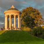 Der frisch renovierte Monopteros im herbstlichen Abendlich im Englischen Garten in München
