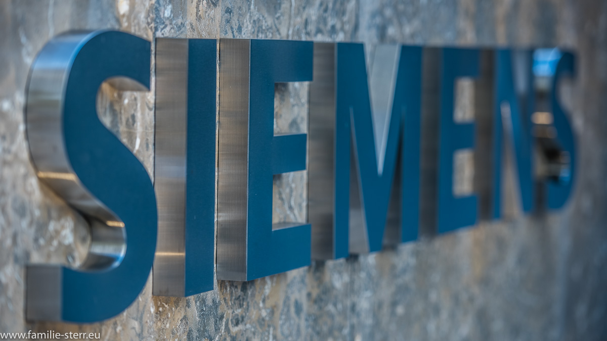 "Siemens" - Schriftzug am Eingang zur neuen Siemens - Firmenzentrale in München