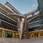 Skulptur "The Wings" von Daniel Liebeskind vor der Siemens - Firmenzentrale in München