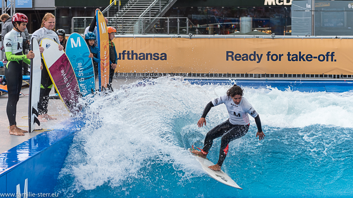 junge Surferin auf der stehenden Welle beim Surf & Style im Munich Airport Center