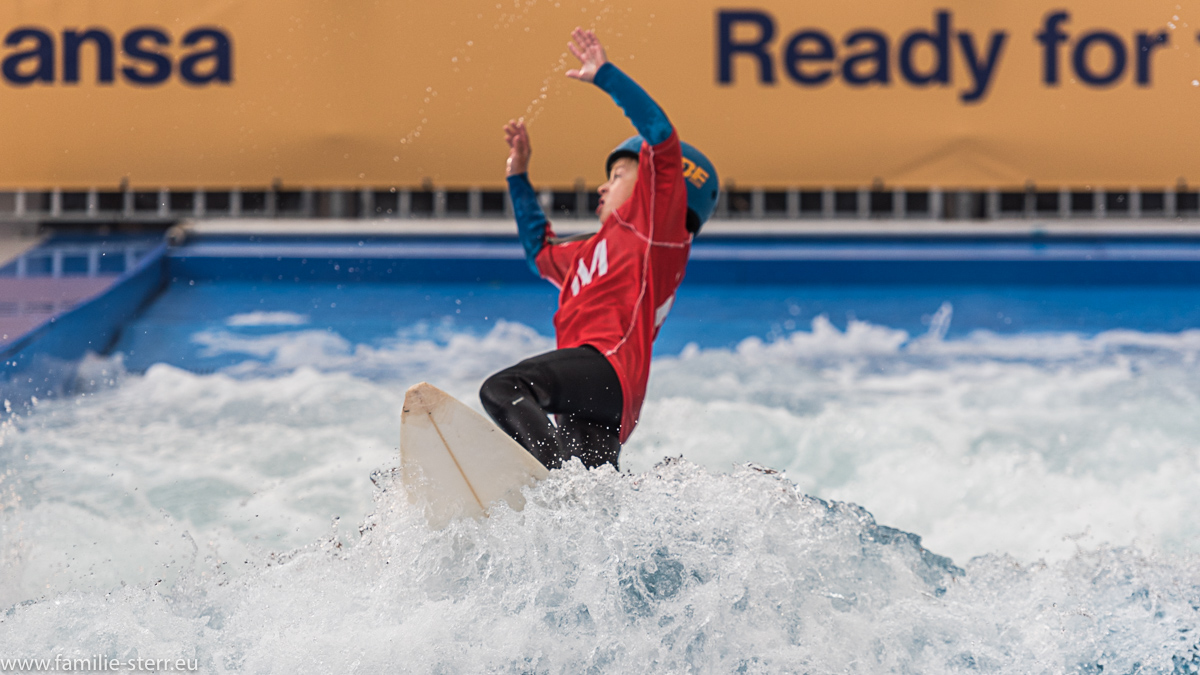 junger Surfer auf der stehenden Welle beim Surf & Style im Munich Airport Center