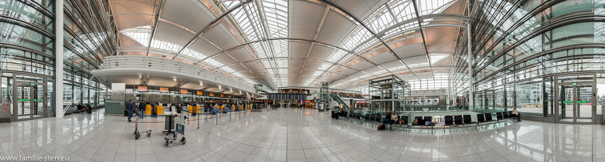 Lufthansa - Check - In - Bereich im Terminal 2 des Münchner Flughafens