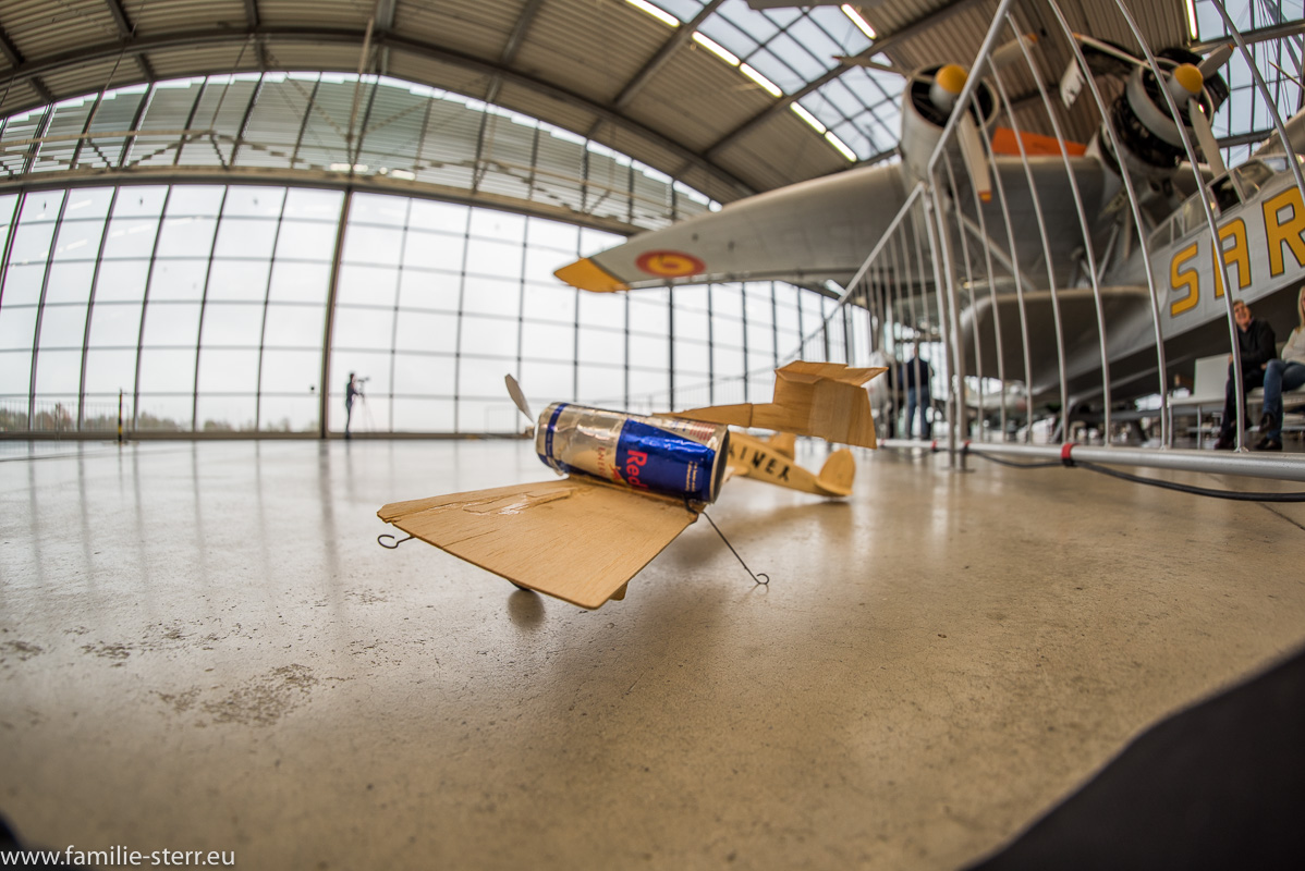 Modellflugzeug mit "Red-Bull-Dose" als Rumpf / fliegender Zirkus / Flugwerft Oberschleißheim