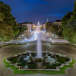 Blick über die nächtliche Prinzregentenstraße vom Friedensengel aus