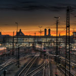 Sonnenaufgang über dem Münchner Hauptbahnhof, aufgenommen von der Hockerbrücke aus