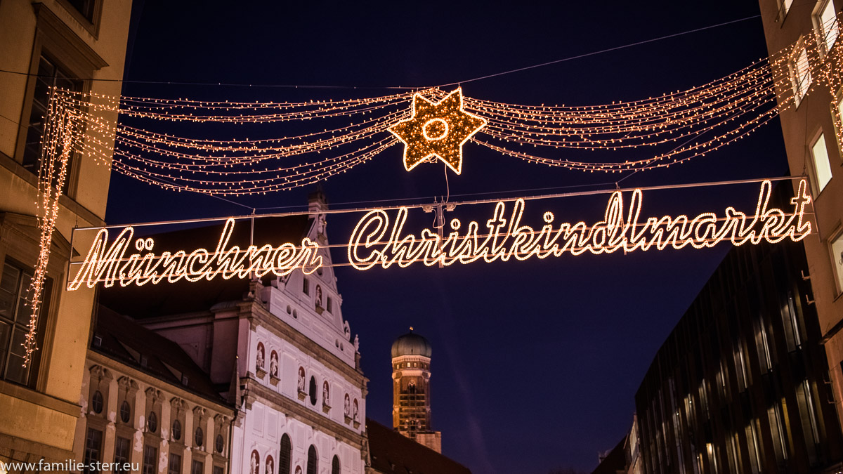 Leuchtschrift am Eingang zum Münchner Christkindlmarkt
