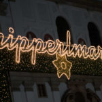 Leuchtschrift am Eingang zum Münchner Kripperlmarkt