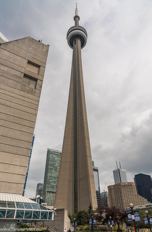 CN - Tower Toronto in dichten Wolken