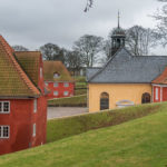 Gebäude und Kapelle hinter dem Schutzwall im Kastellet Kopenhagen