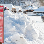 Schild "Betreten der Eisfläche verboten" / Personen auf dem Eis / zugefrorener Königssee im Berchtesgadener Land