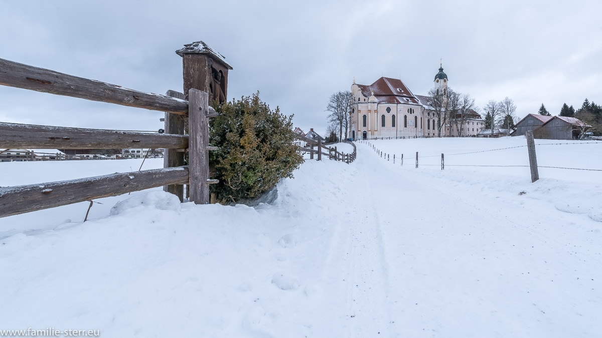 verschneiter Weg zur Wienkirche zur winterlichen Kirche in der Wies bei Steingaden