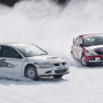 zwei Rennwagen beim Eisspeedway in Weissenbach