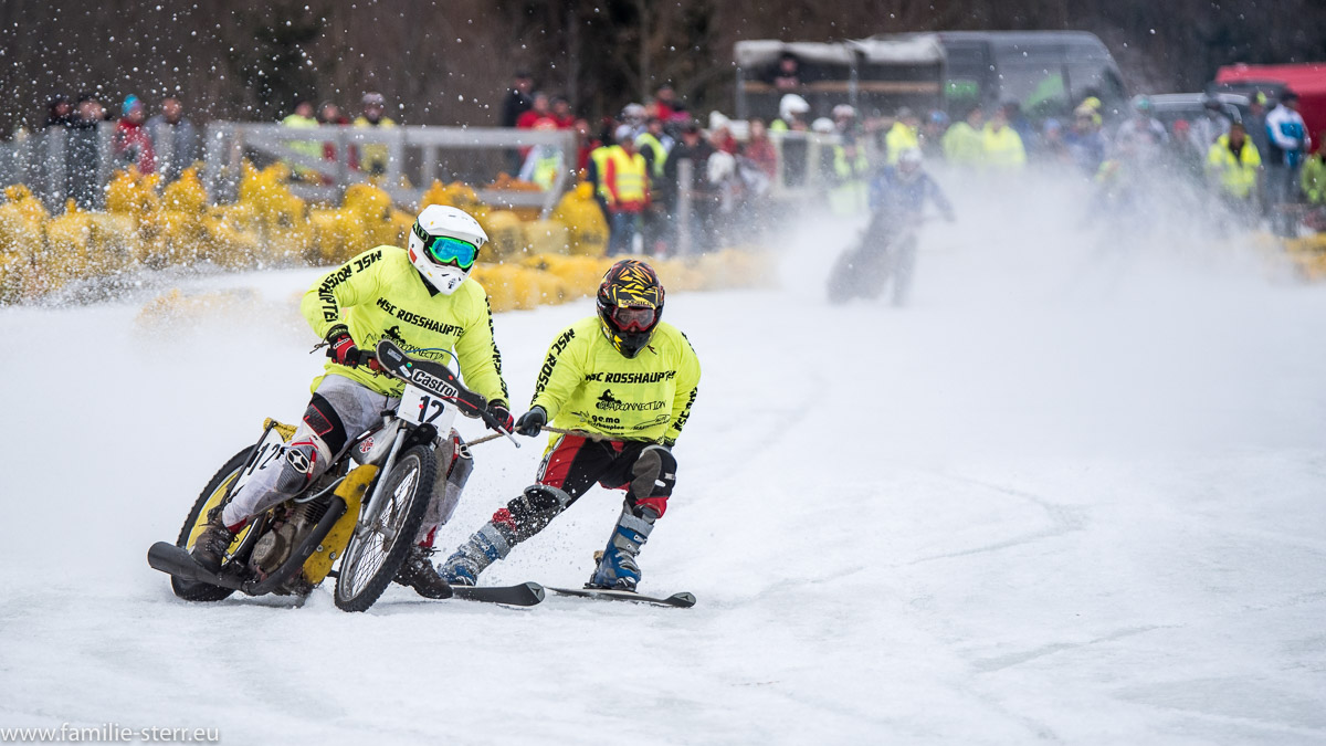 Motorrad und Skifahrer beim Skijöring beim MSC Steingaden 2017