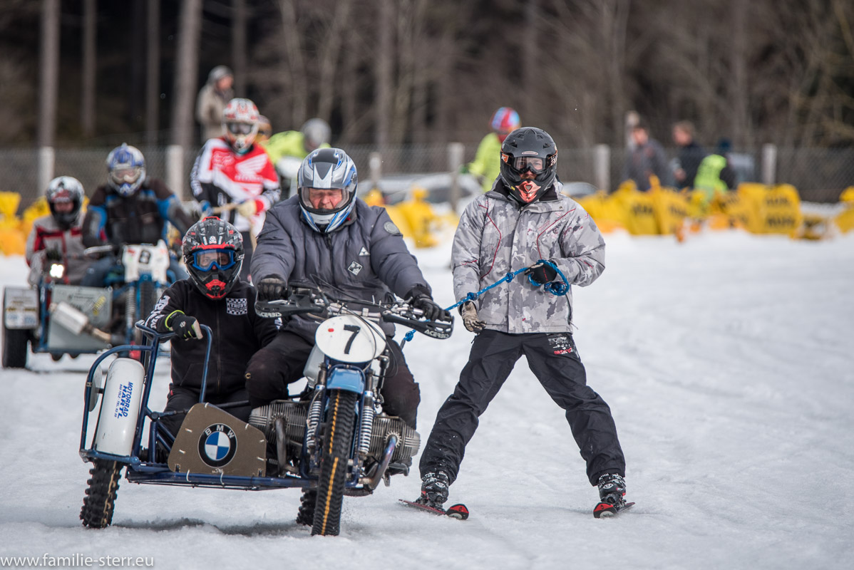 Positionskämpfe der Beiwagen - Motocrossräder beim Skijöring beim MSC Steingaden 2017