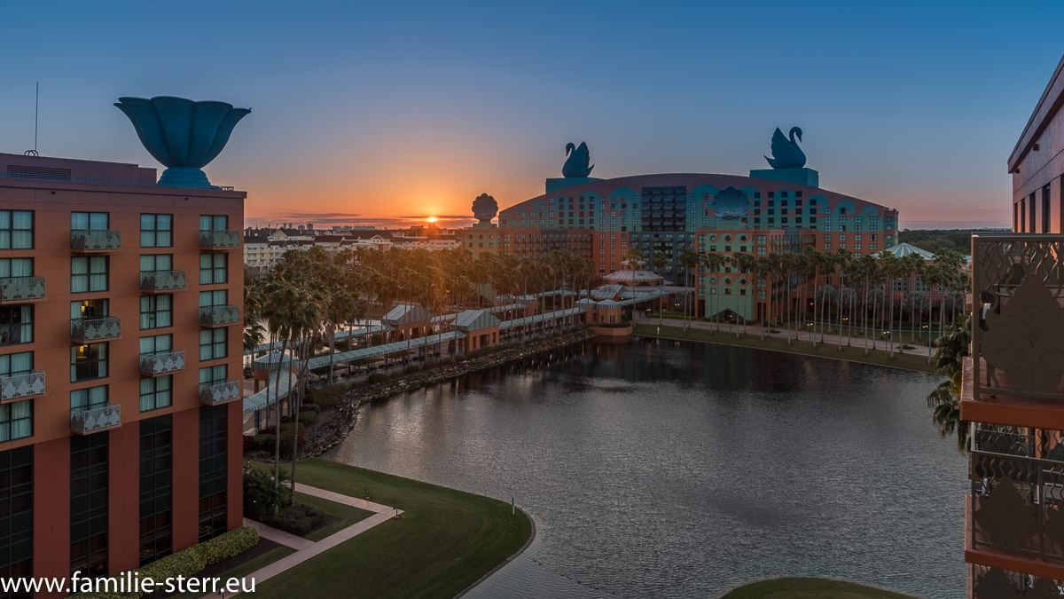 Sonnenaufgang über dem Walt Disney World Swan Hotel