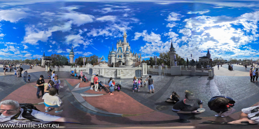 Das Märchenschloss im Magic Kingdom als Panoramaufnahme