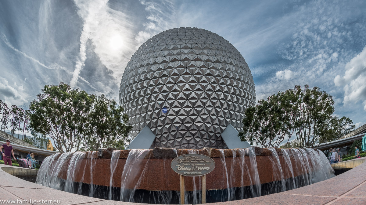 Brunnen und Spaceship Earth