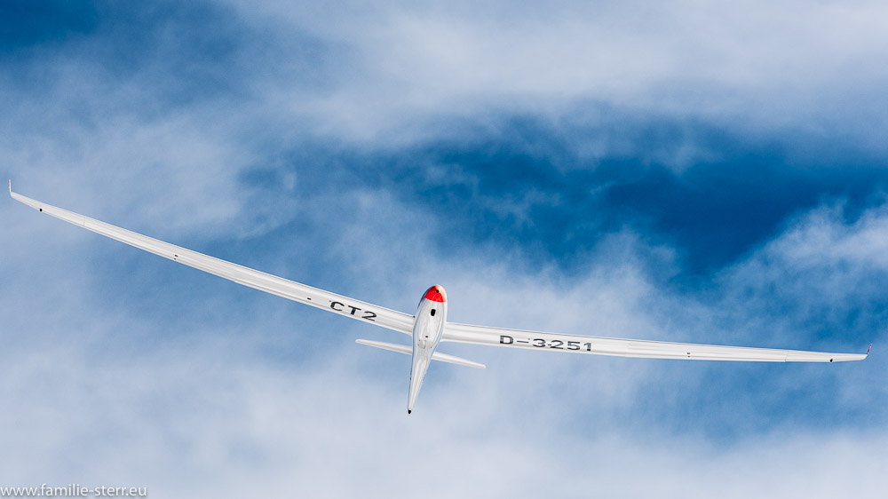 Segelflugzeug Schempp-Hirth Duo Discus x vor Wolken