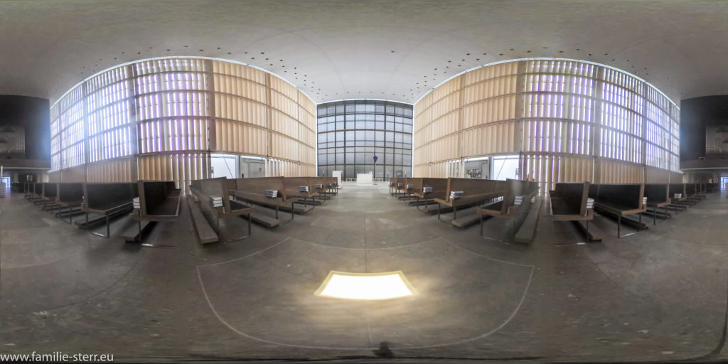 Der sehr moderne Innenraum der Herz-Jesu-Kirche München als Kugelpanorama