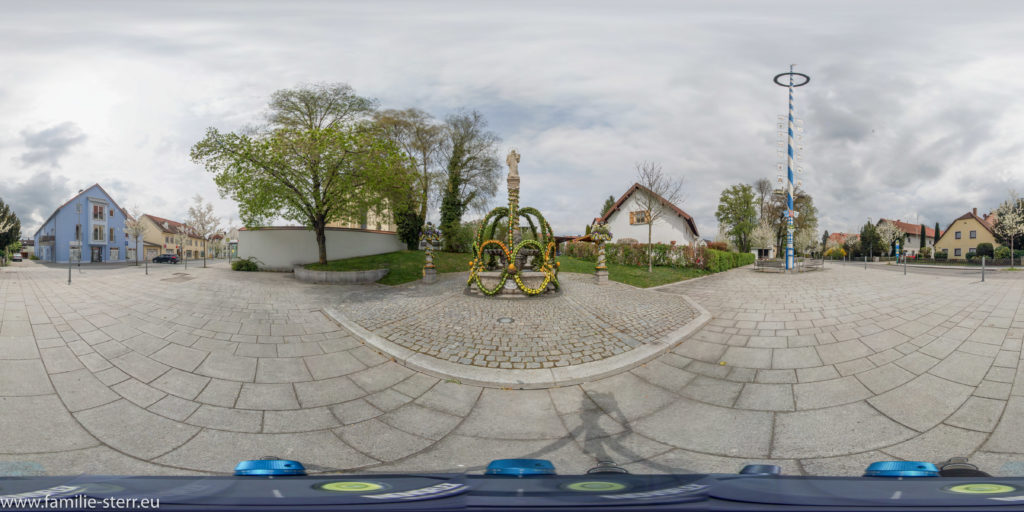 österlich geschmückter Brunnen am Altenerdinger Hofmarkplatz