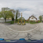 österlich geschmückter Brunnen am Altenerdinger Hofmarkplatz