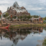 Expedition Everest mit Spiegelung im See im Asien Teil des Animal Kingdom Parks in Disneyworld Florida